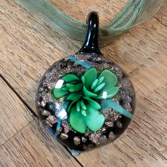 Jewelry - Whimsical Green Tulip Murano Glass Flower Pendant Necklace 🌿✨
